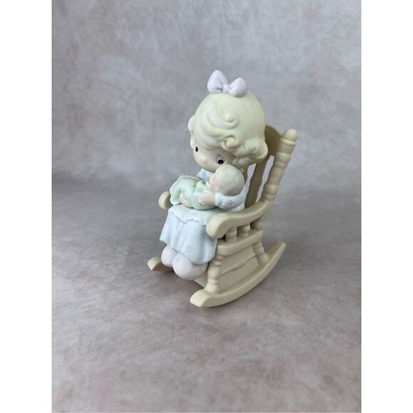 Precious Moments “Love Never Leaves A Mother’s Arms” Figurine 1995 #523941 - Picture 2 of 7